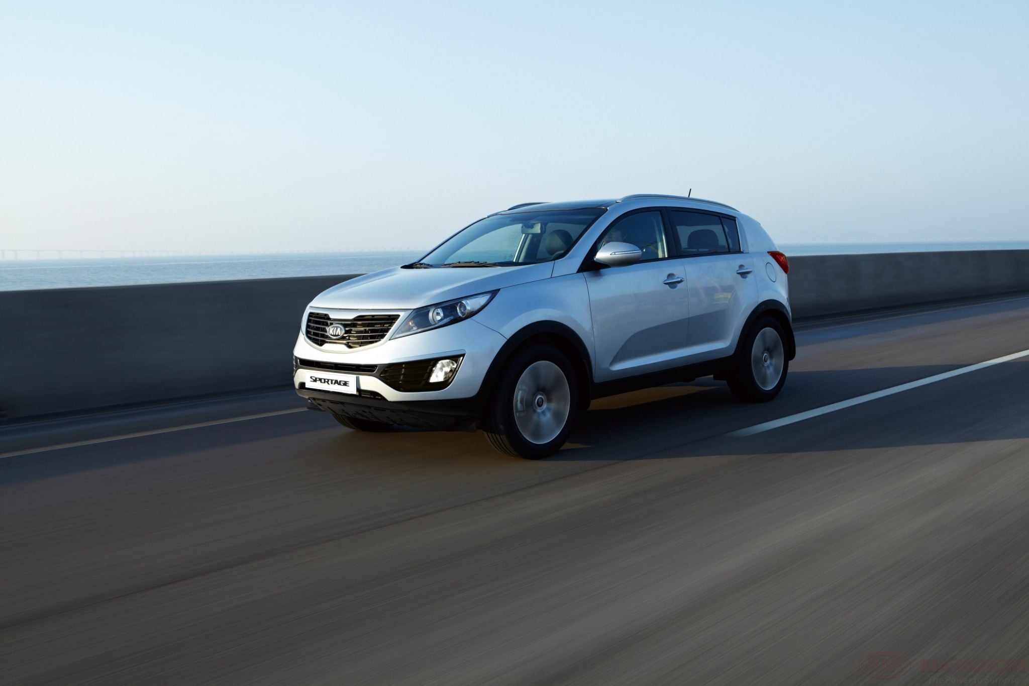 kia sportage prata frente em movimento
