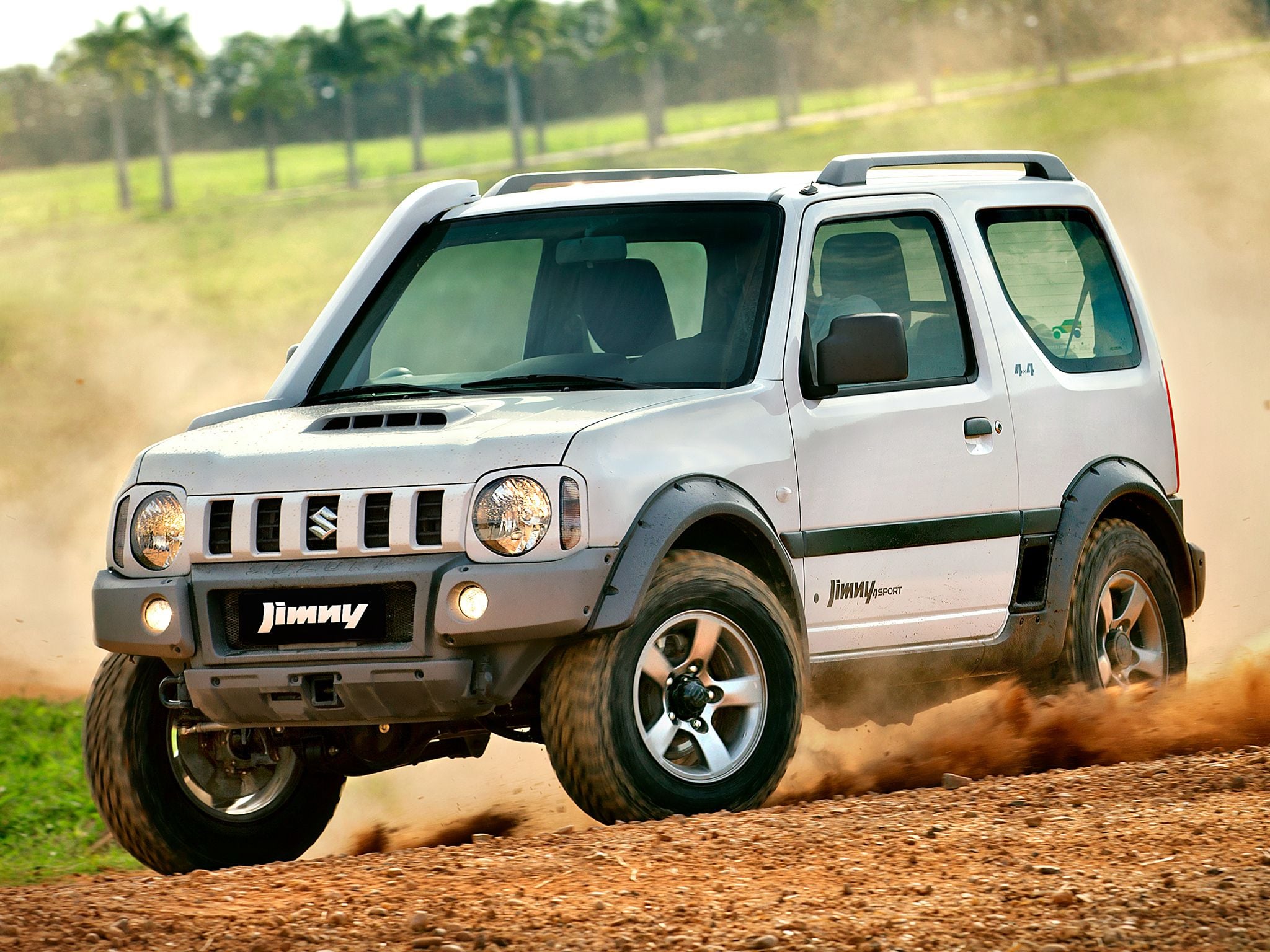 suzuki jimny 4sport branco frente em estrada de terra