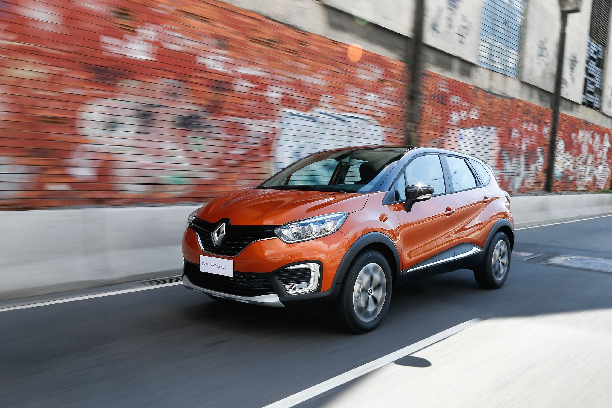 renault captur laranja frente em movimento