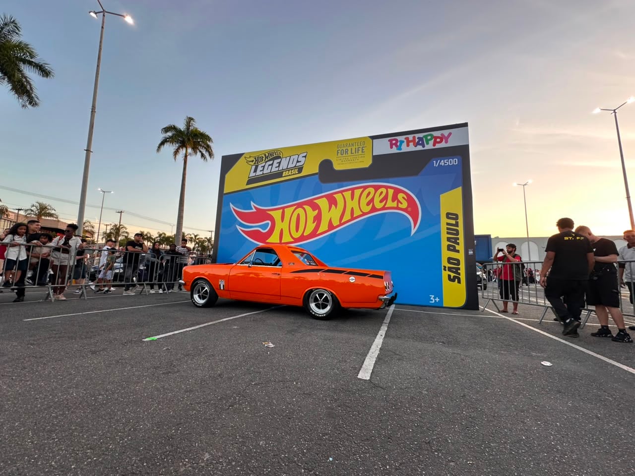 CARAVAN EL CAMINO ORANGE FRONT SIDE INTERIOR REAR CREDIT FELIPE NOVOA (7)