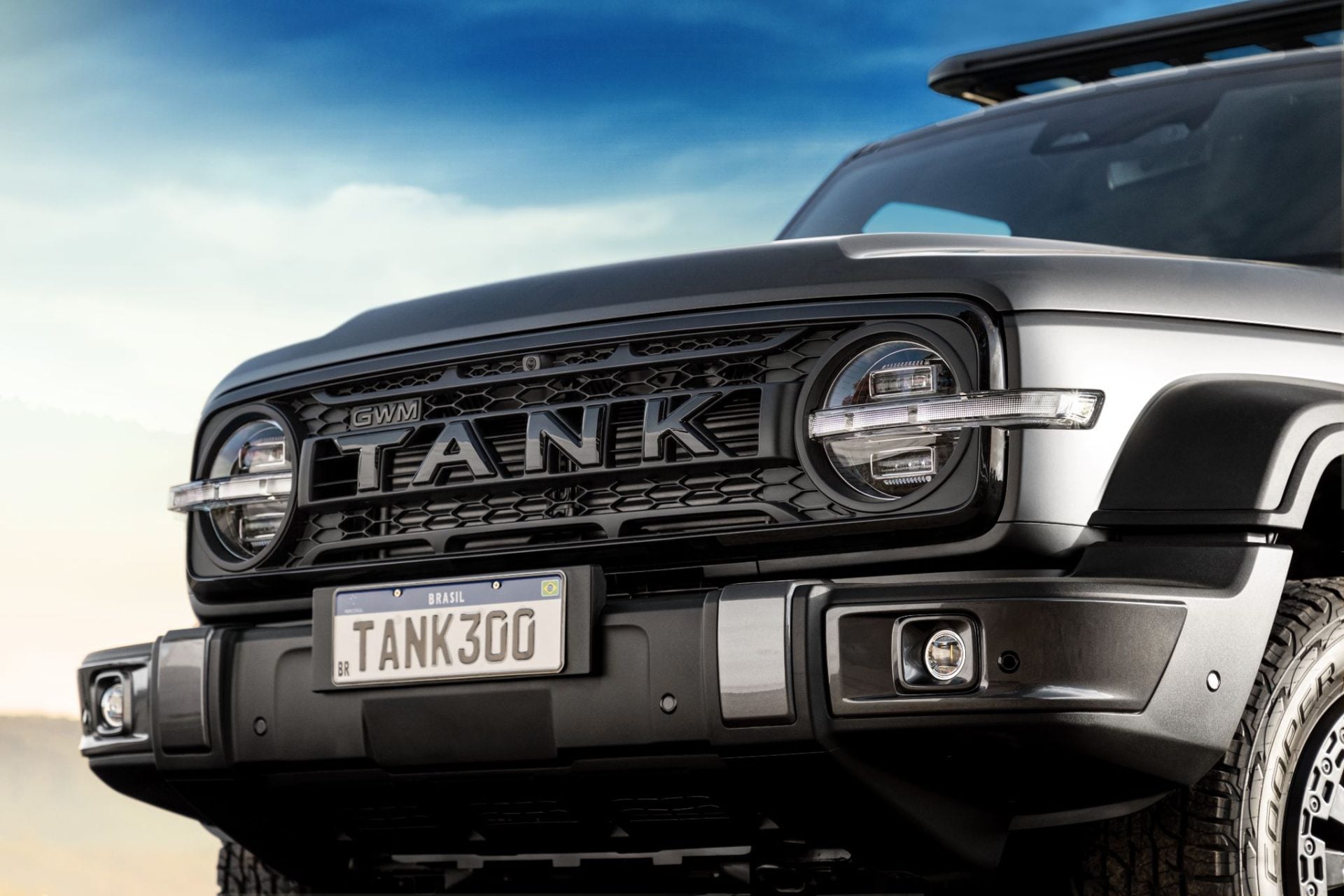 GWM Tank 300 TerraForce cinza zenith detalhe dianteira grade