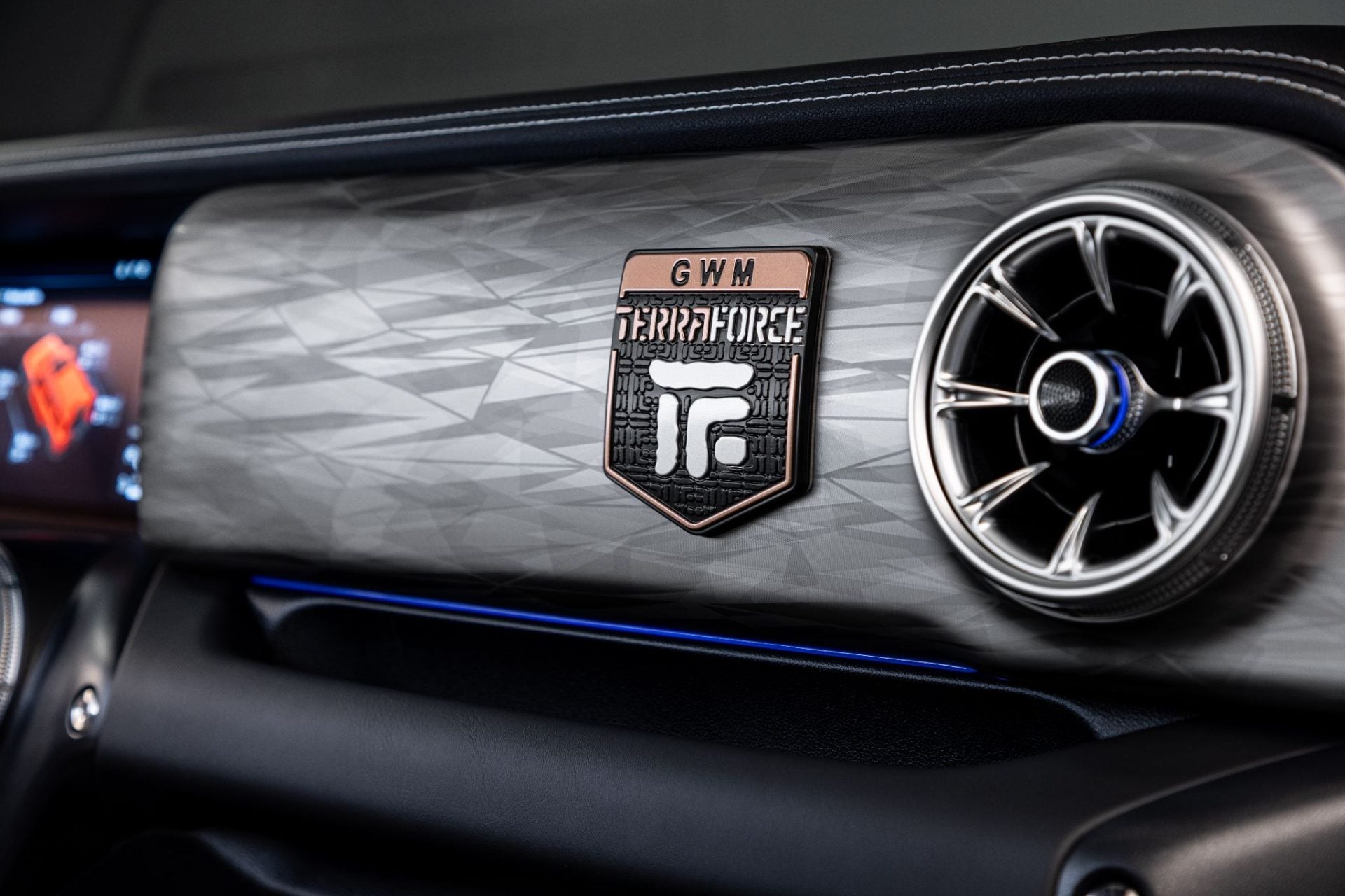 GWM Tank 300 TerraForce interior emblema (2)
