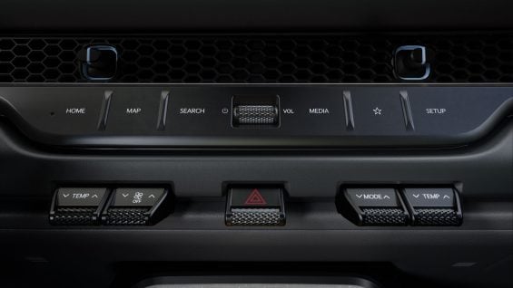 Kia Tasman GL interior botões físicos