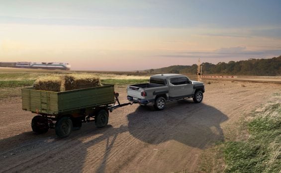 Kia Tasman GL traseira rebocando trailer
