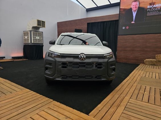 Volkswagen Tukan Robust Cabine Simples branca dianteira