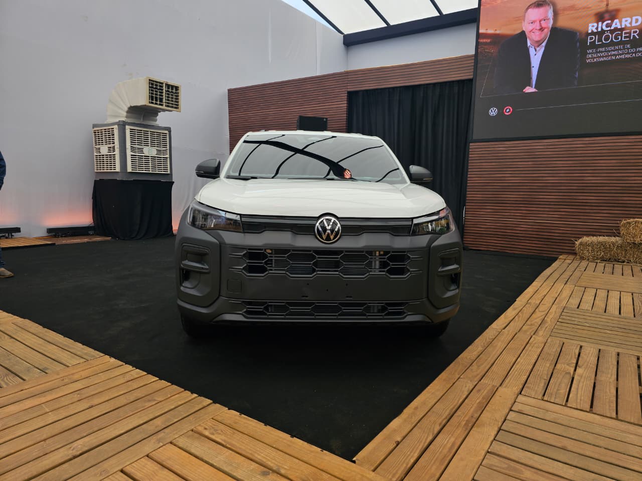 Volkswagen Tukan Robust Cabine Simples branca dianteira