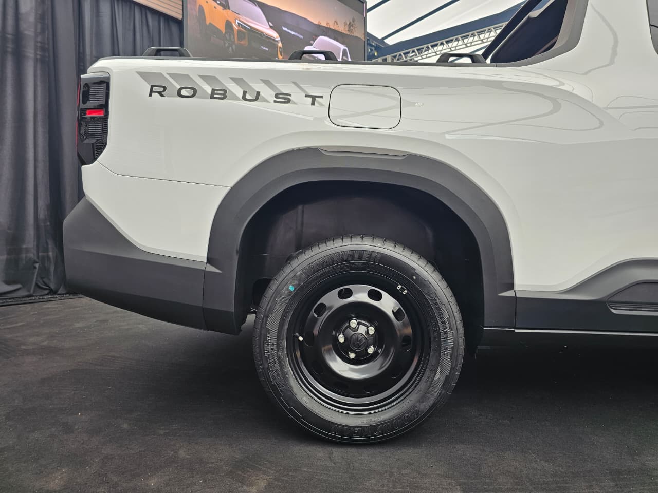 VW Volkswagen Tukan Robust Cabine Simples branca roda traseira