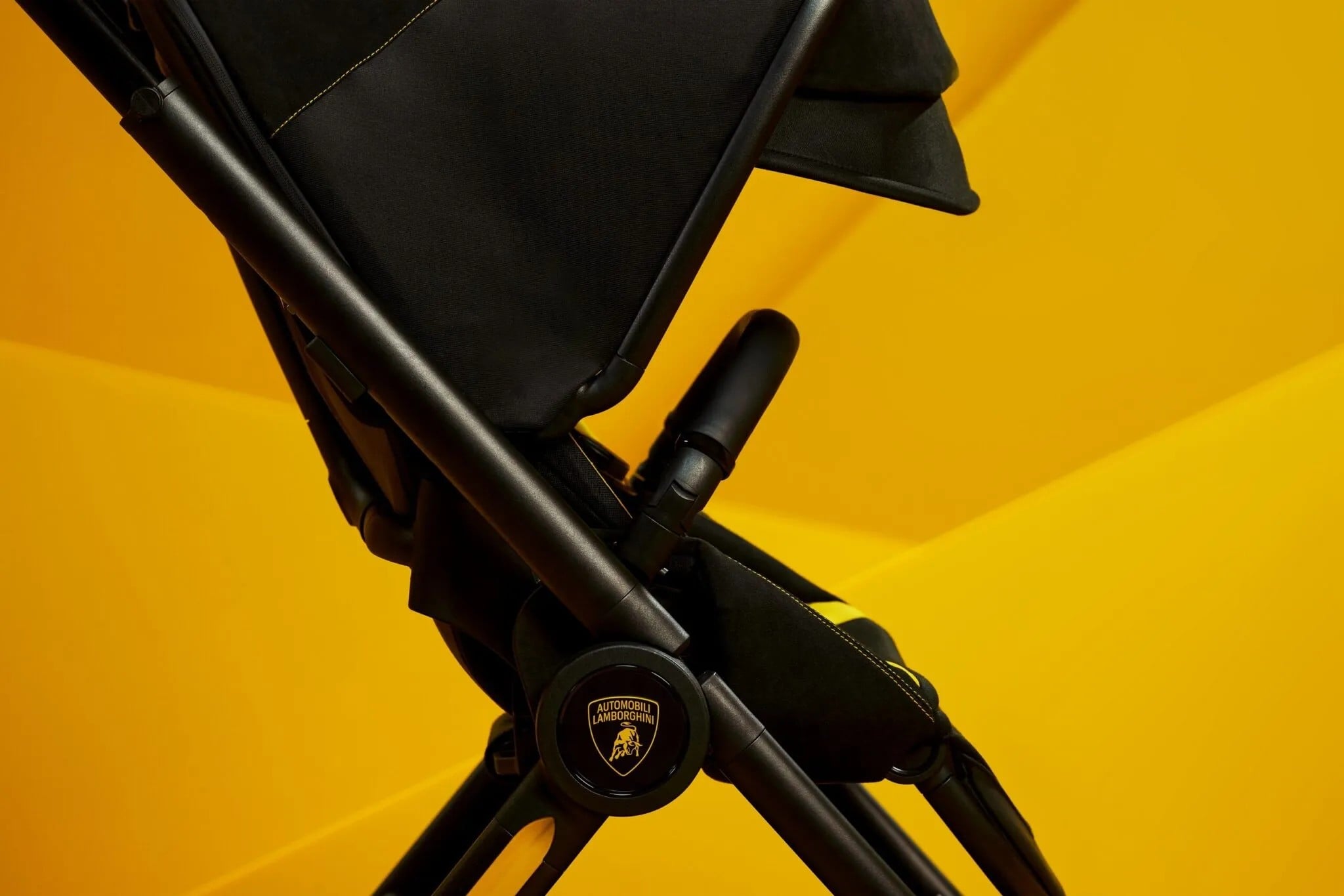 Carrinho de bebê da Lamborghini tem couro automotivo, Alcantara e custa R$ 20 mil