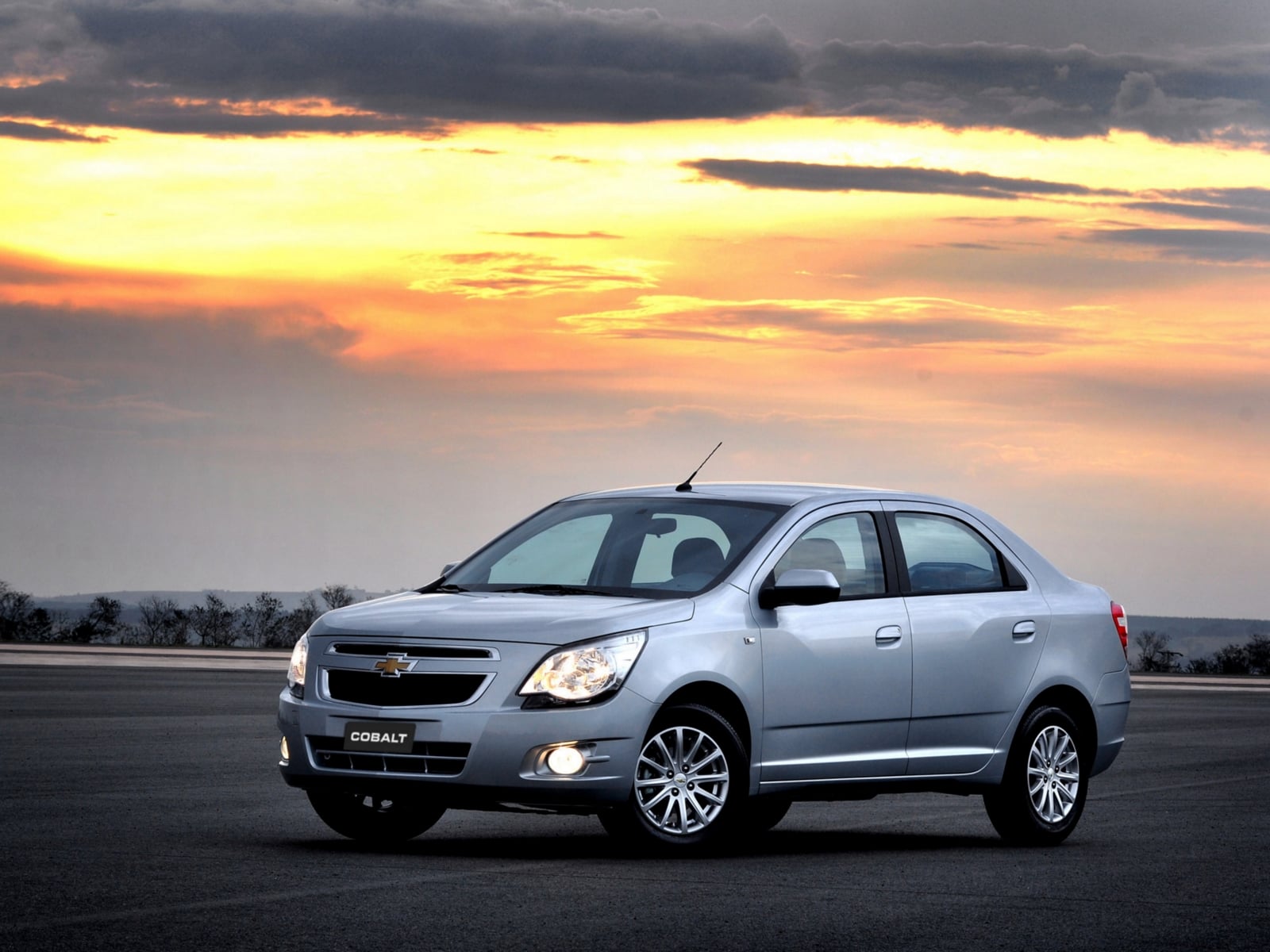 CHEVROLET COBALT 2014 PRATA FRENTE E LATERAL