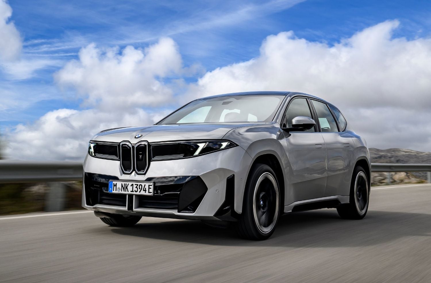 BMW iX3 50 xDrive destaca ímpeto para acelerar forte