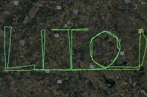 Piloto brasileiro desenha 'Lito' no céu dos EUA