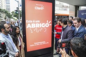totem led abrigo amigo inauguração em curitiba ponto de onibus