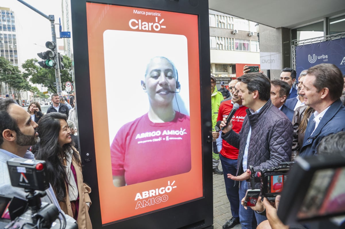 vídeo chamada abrigo amigo inauguração em curitiba ponto de ônibus