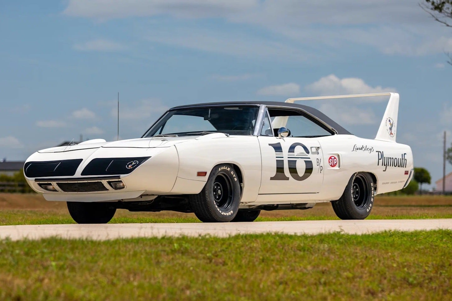 Um Plymouth Superbird dos anos 1970 vai a leilão e pode chegar a R$5 milhões