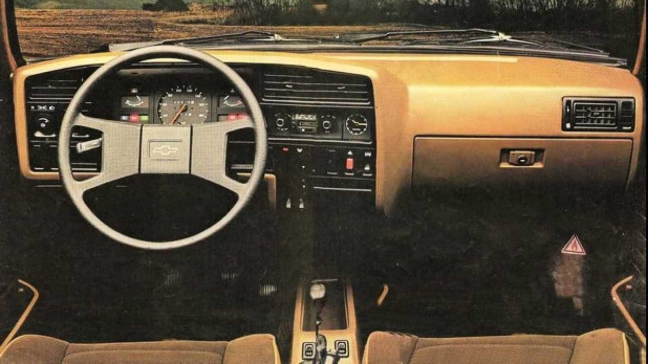 monza hatch 83 interior divulgacao scaled