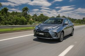 toyota yaris xls sedan cinza frente em movimento