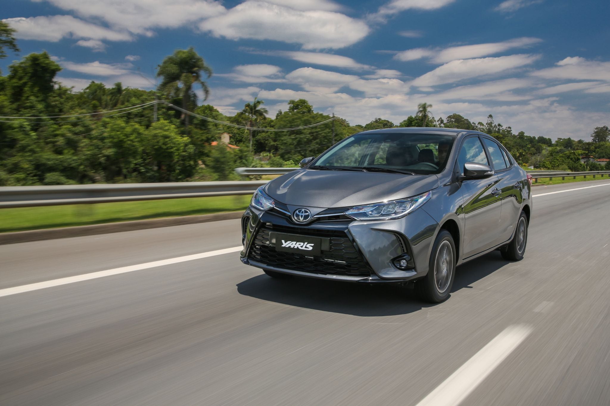 toyota yaris xls sedan cinza frente em movimento