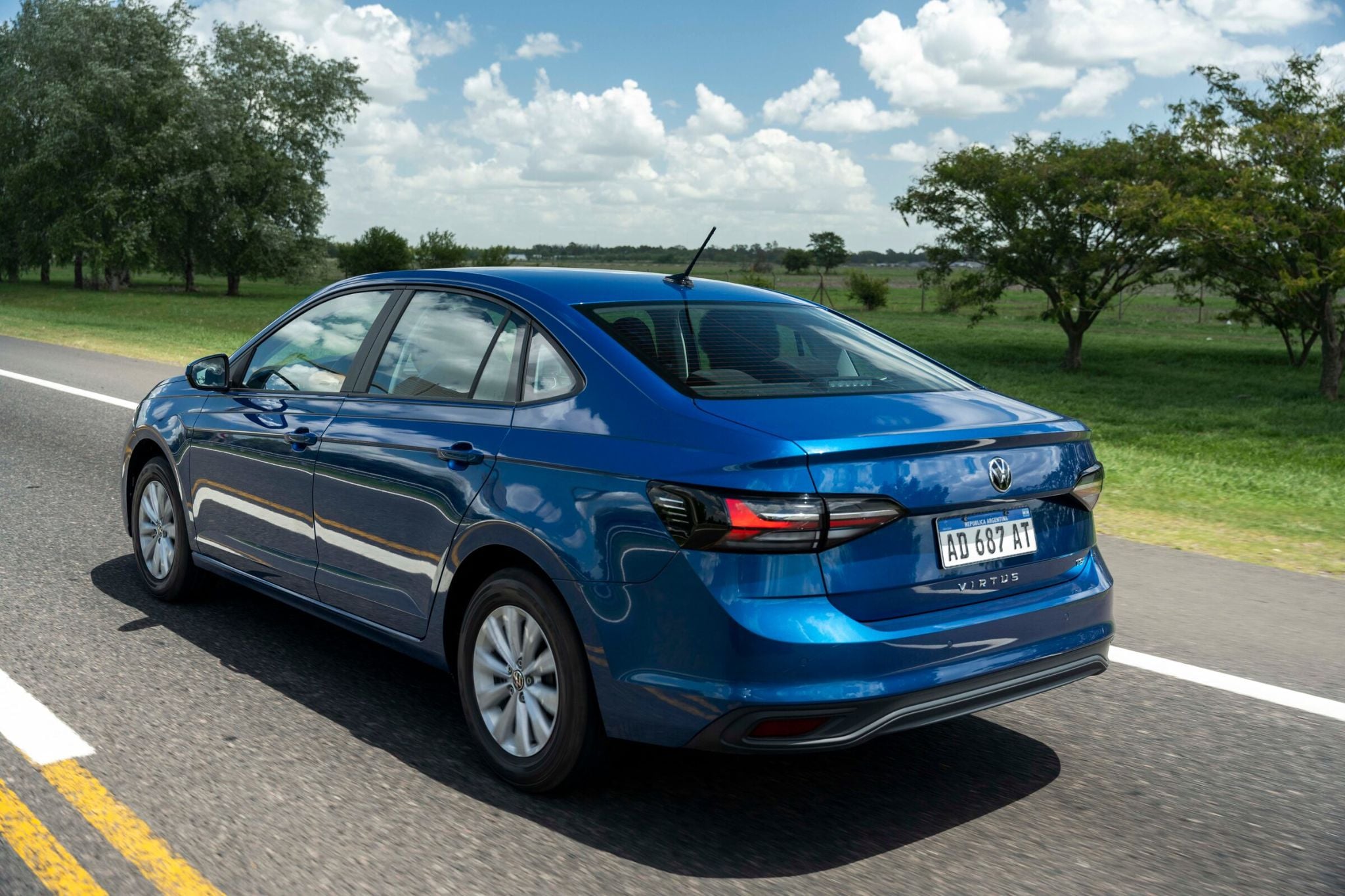 Volkswagen Virtus 170 TSI 2023 azul biscay traeira em movimento