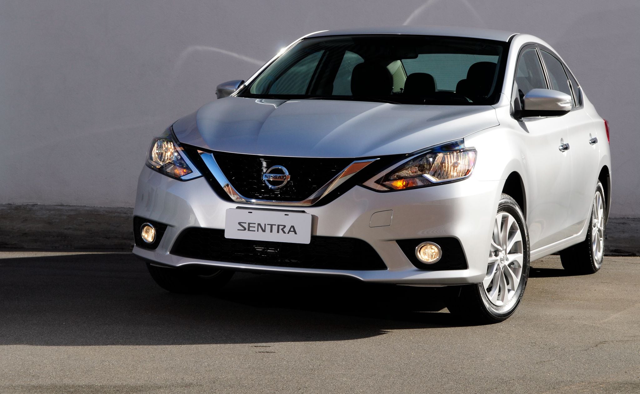 nissan sentra SV 2017 prata frente parado