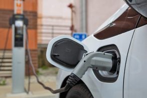 carregador carro eletrico foto iStock