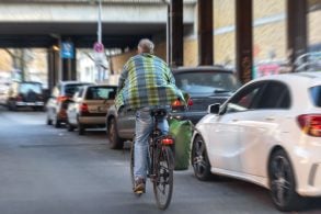 shutterstock ciclista no trânsito sem capacete