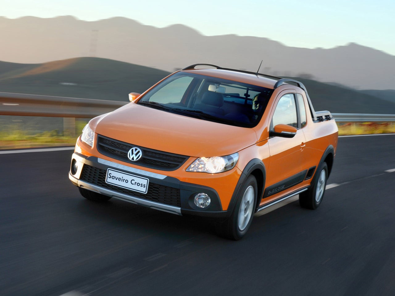 VOLKSWAGEN SAVEIRO CROSS 2010 LARANJA EM MOVIMENTO