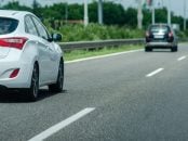 shutterstock carros na faixa da esquerda na estrada passagem