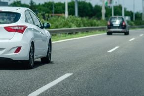 shutterstock carros na faixa da esquerda na estrada passagem