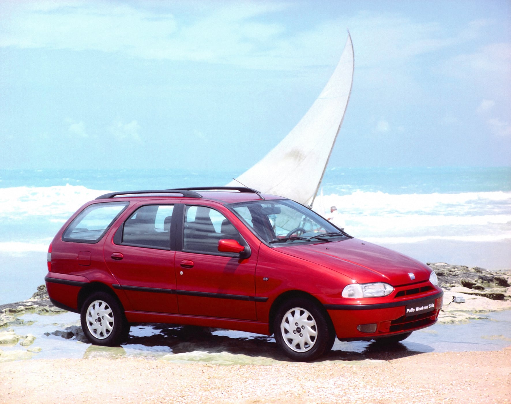 FIAT PALIO WEEKEND 1997 VERMELHA FRENTE E LATERAL