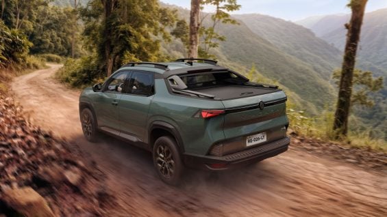 Renault Niagara Outsider 2027 verde traseira em movimento estrada de terra