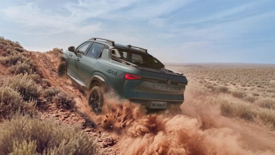 Renault Niagara Outsider 2027 verde traseira em movimento terra