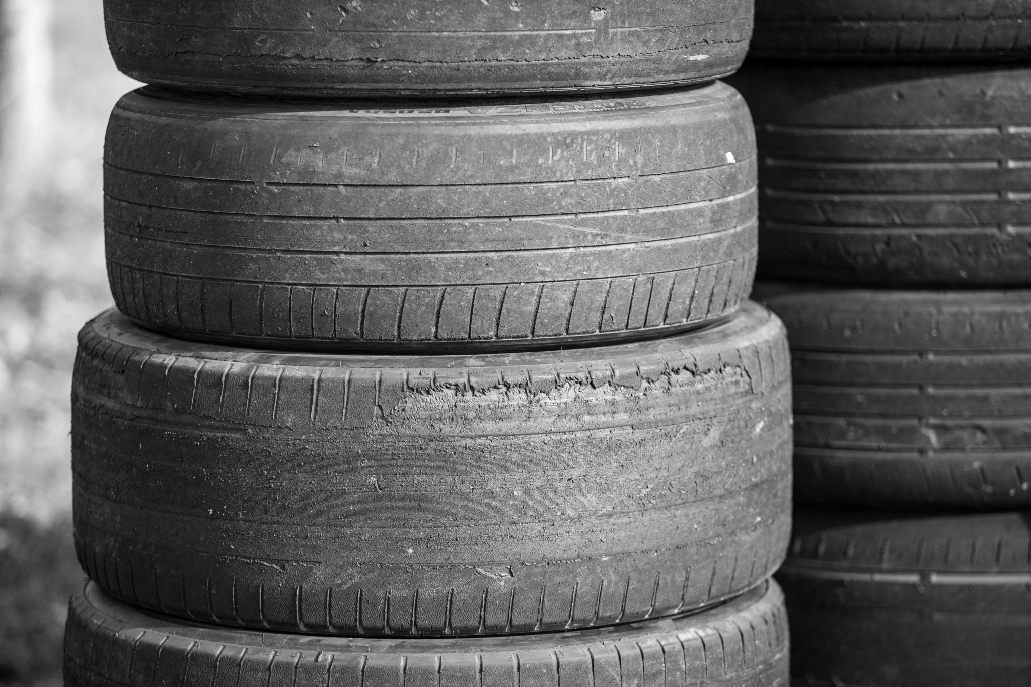 pilha de pneus desgastados foto shutterstock