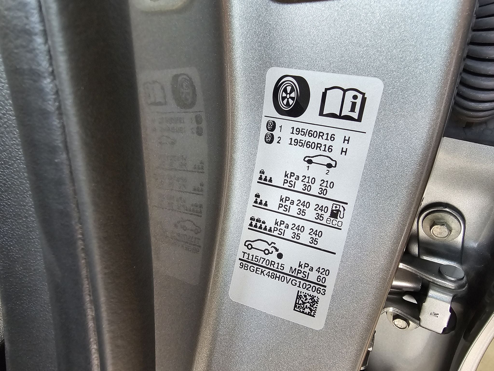 Etiqueta com pressão indicada dos pneus pode ser encontrada na coluna do carro: modo 'Eco' mostra valor máximo (Foto: Felipe Boutros  | AutoPapo)