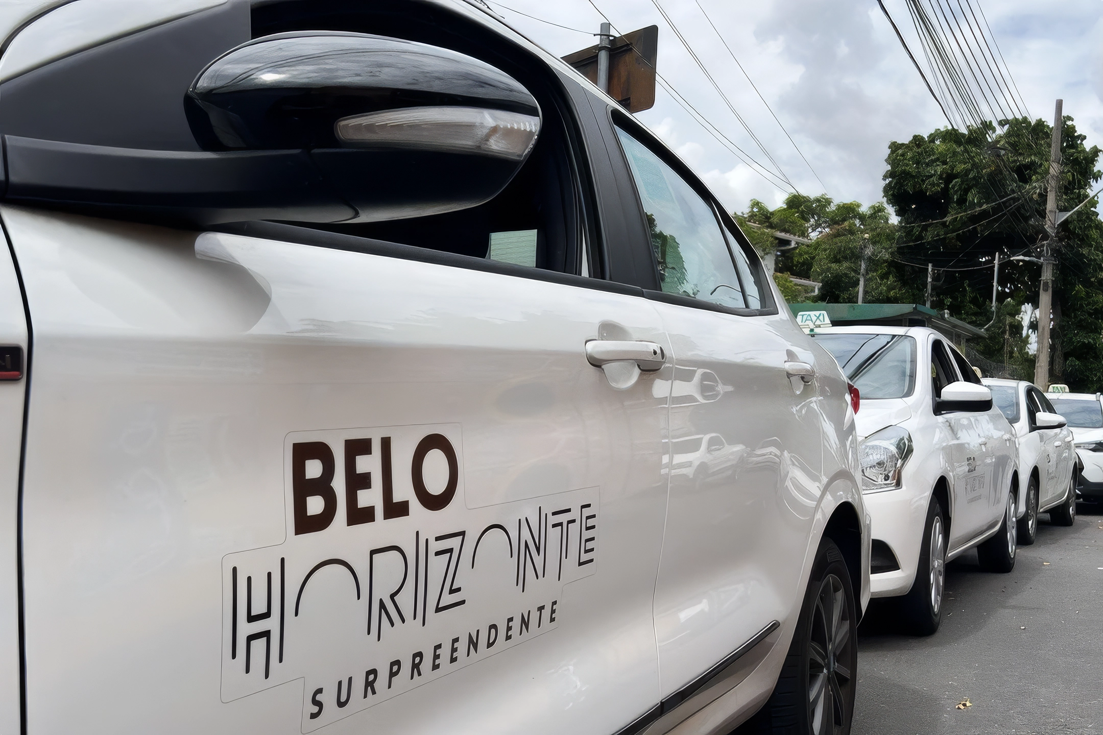 BH libera táxi-lotação de sete lugares e paralisa rota da avenida do Contorno