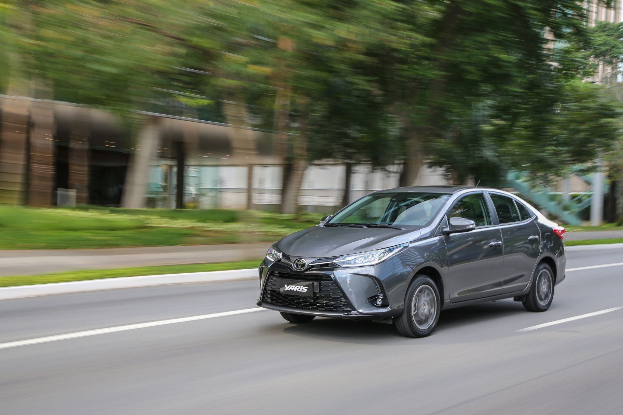 TOYOTA YARIS SEDAN 2018 CHUMBO MOVIMENTO FRENTE TOYOTA YARIS SEDAN 2018 CHUMBO MOVIMENTO FRENTE