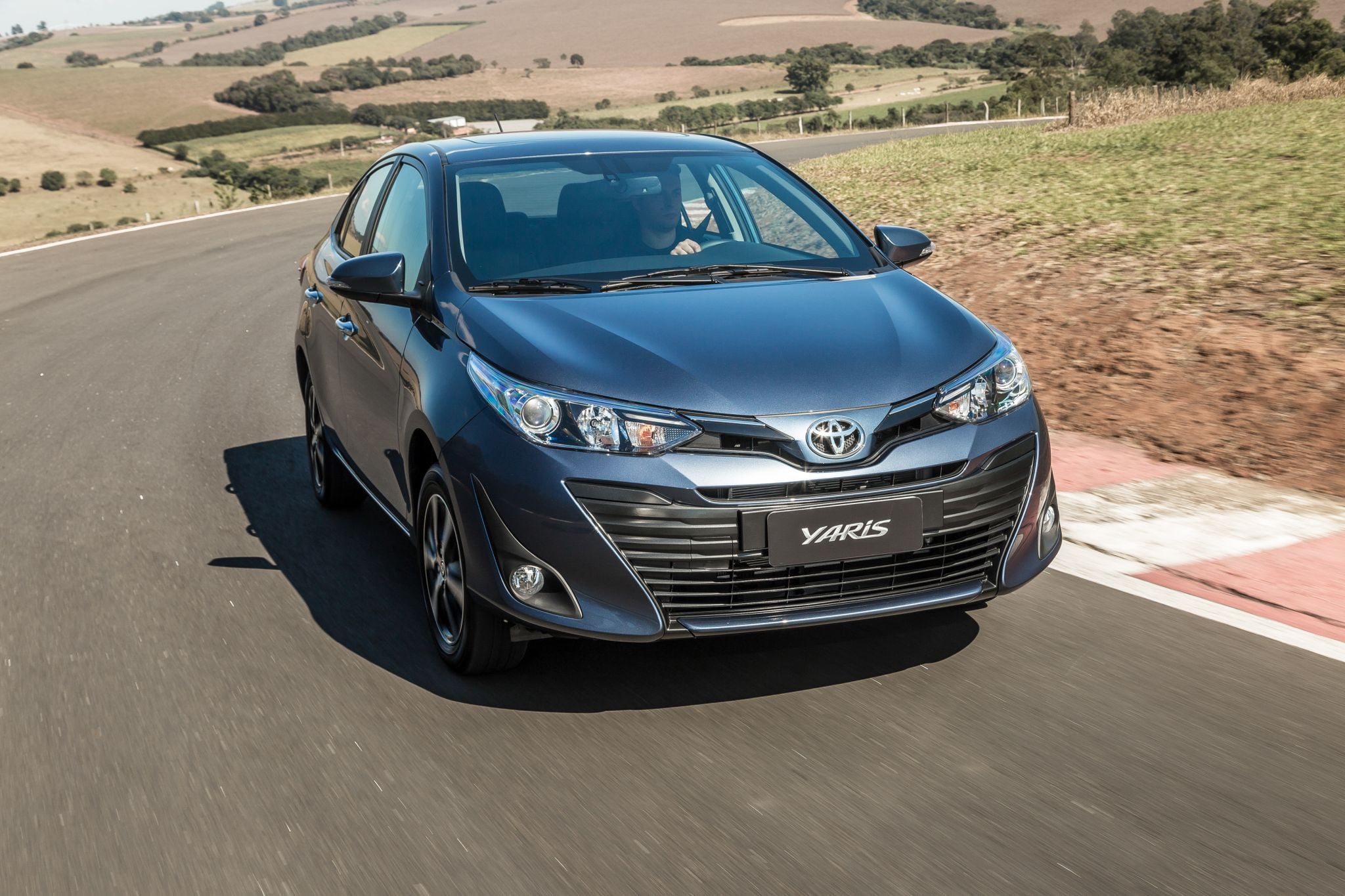TOYOTA YARIS SEDAN 2018 CHUMBO MOVIMENTO TOYOTA YARIS SEDAN 2018 CHUMBO MOVIMENTO