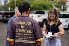 A Prefeitura começou nesta terça feira 26 o cadastramento dos guardadores autônomos de veículos automotores (flanelinhas) nas vias e logradouros públicos de Porto Alegre Foto Cesar Lopes:PMPA