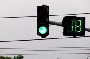Semáforos com radares poderão ter temporizador obrigatório