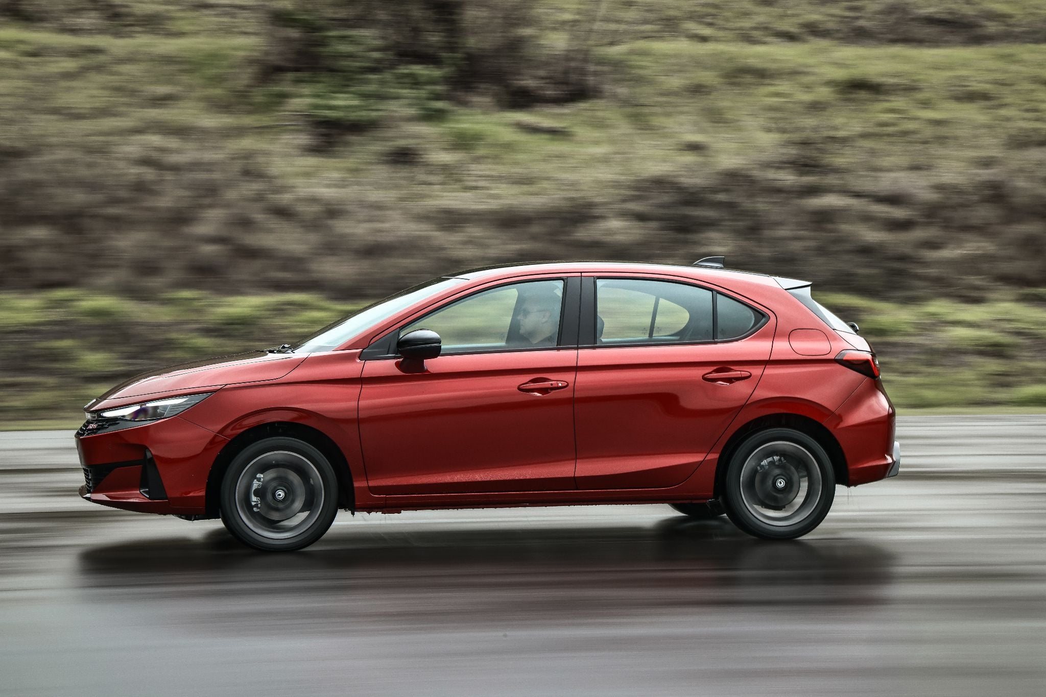 Honda City Hatchback RS 2027 vermehlo lateral em movimento Honda City Hatchback RS 2027 vermehlo lateral em movimento