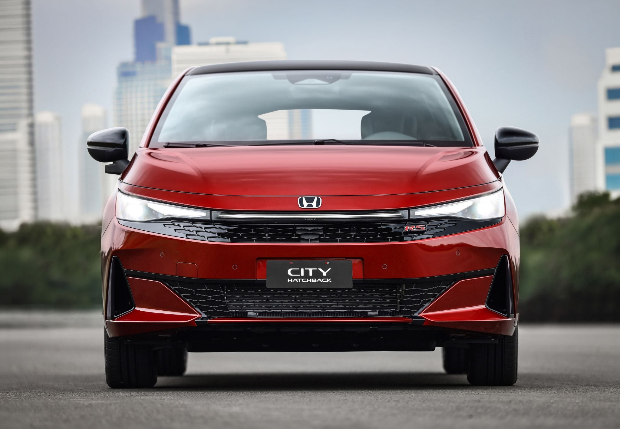 Honda City Hatchback RS 2027 vermelho dianteira parado Honda City Hatchback RS 2027 vermelho dianteira parado