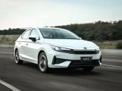 Honda City sedan Touring 2027 branco frente em movimento (3)