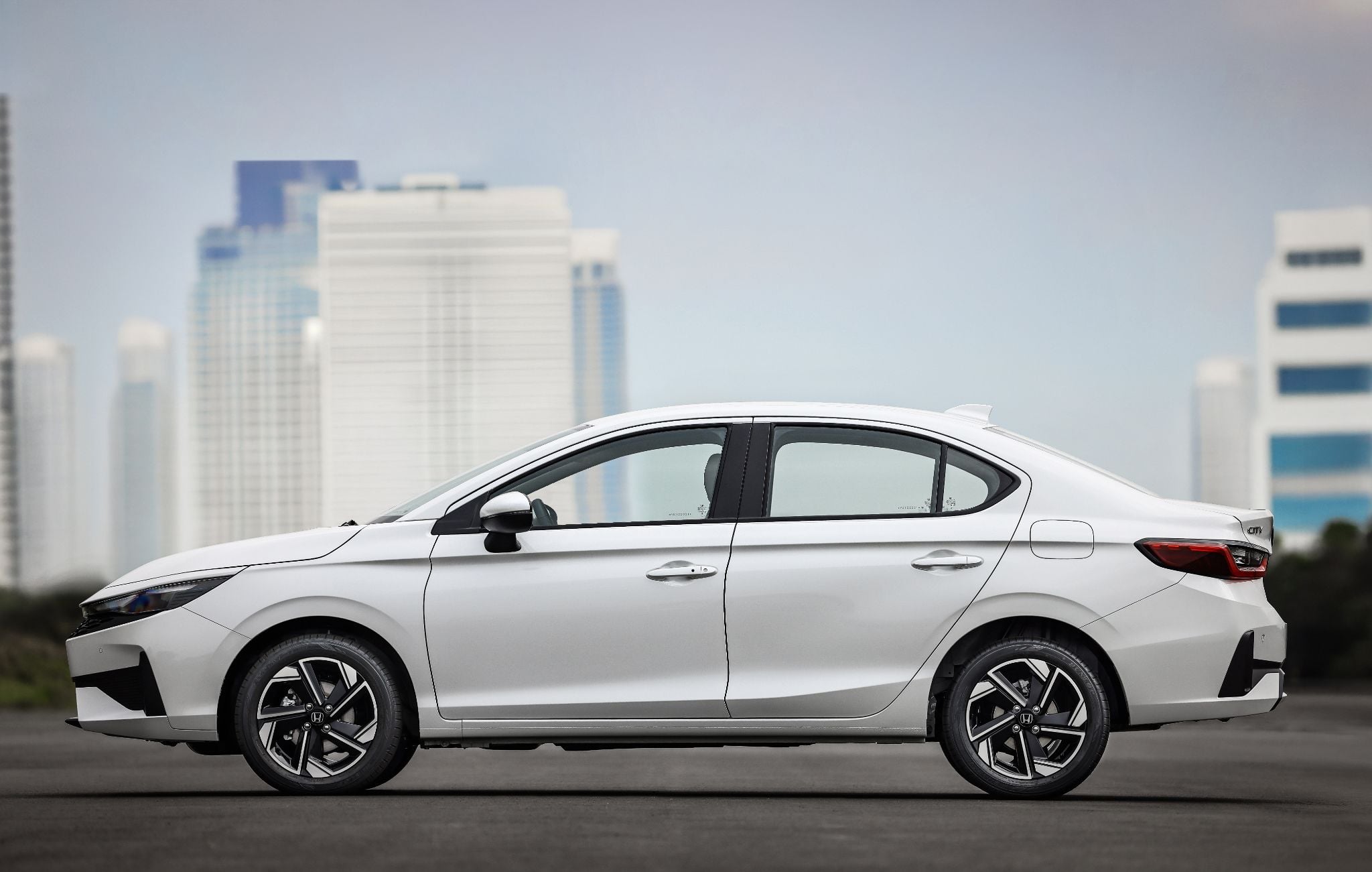 Honda City sedan Touring 2027 branco lateral parado
