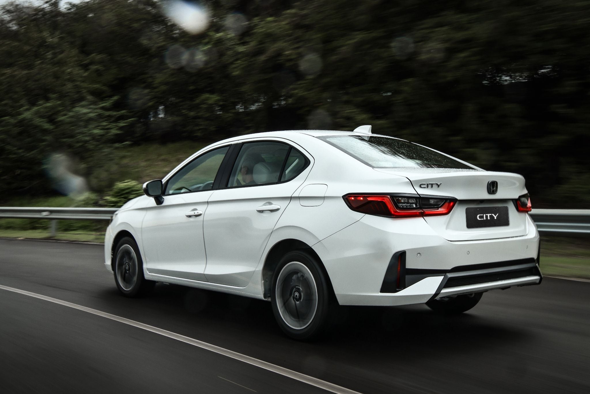 Honda City sedan Touring 2027 branco traseira em movimento