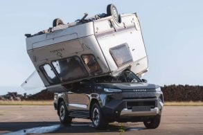 Toyota joga trailer de 760 kg sobre Hilux elétrica para repetir teste do Top Gear