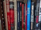 Estante com livros sobre carros