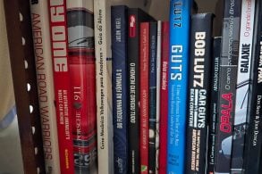 Estante com livros sobre carros