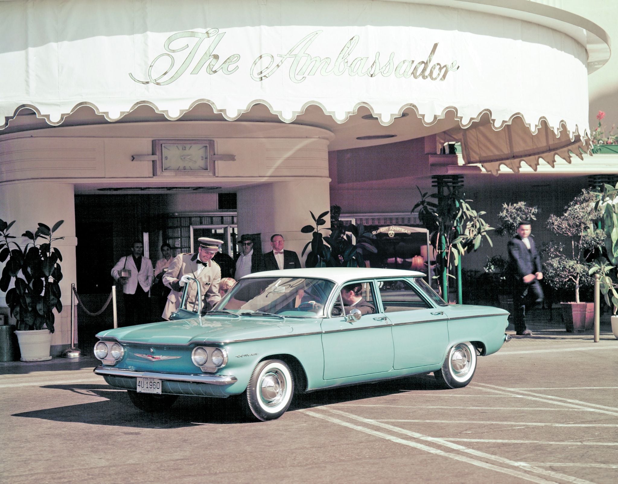 chevrolet corvair deluxe 700 sedan verde frente parado