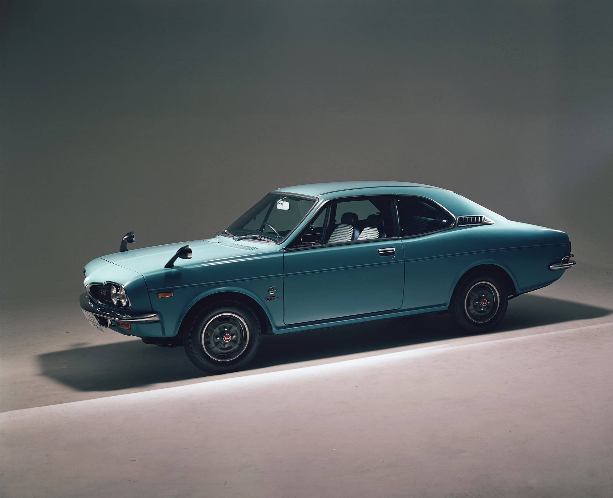 honda 1300 coupe gtl azul lateral parado