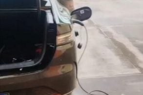 carro abastecendo urna iluminacao com celular e eleitora carregada no colo 1o turno das eleicoes no parana e marcado por falta de energia eletrica 1791139491 Firefly Upscaler escala 4x