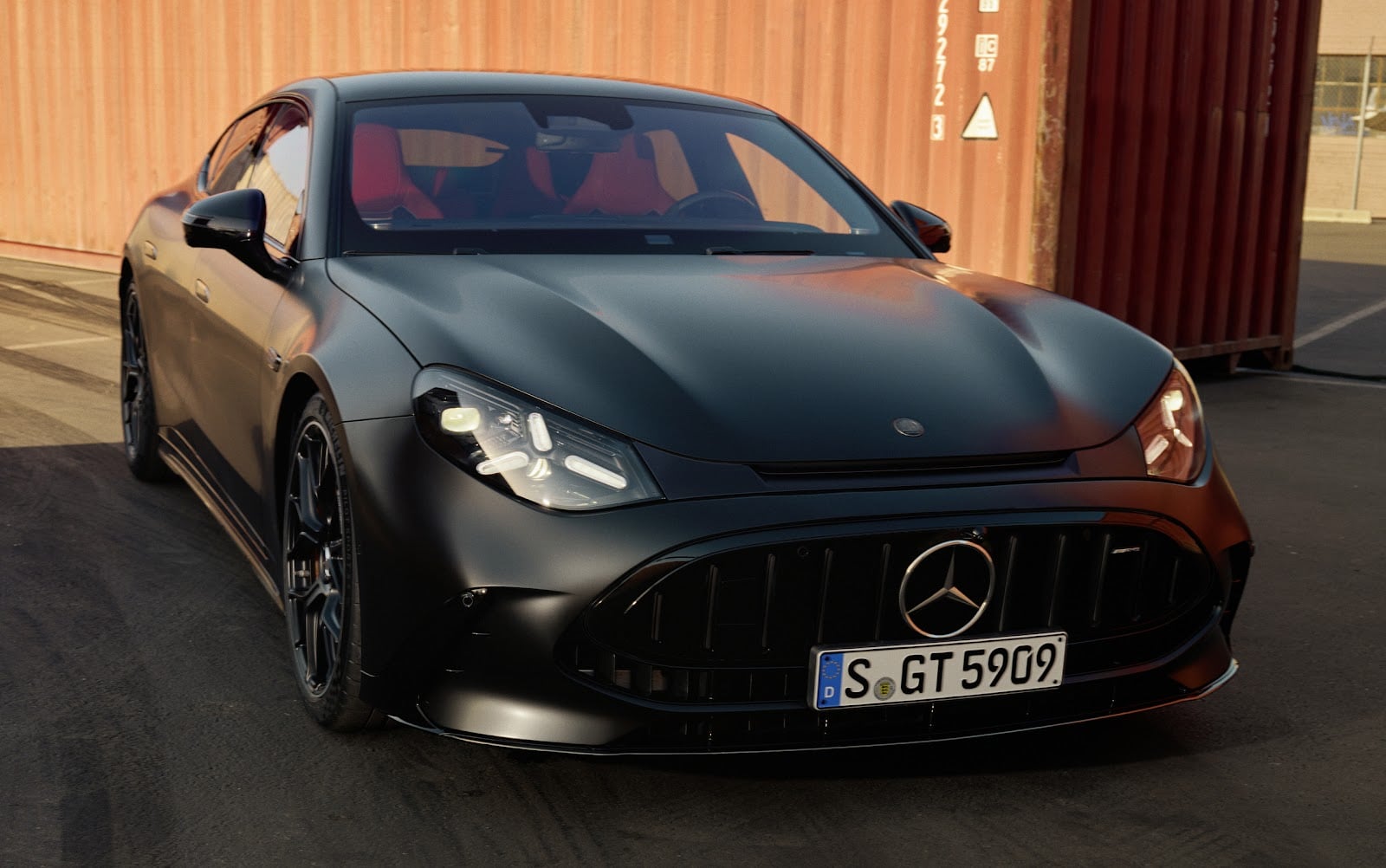 „TOO HARD TO RESIST“: Start der globalen Markenkampagne mit Brad Pitt als Botschafter des neuen Mercedes AMG GT 4 Türer Coupés “TOO HARD TO RESIST”: Launch of the global brand campaign with Brad Pitt as Brand Ambassador of the new Mercedes AMG G